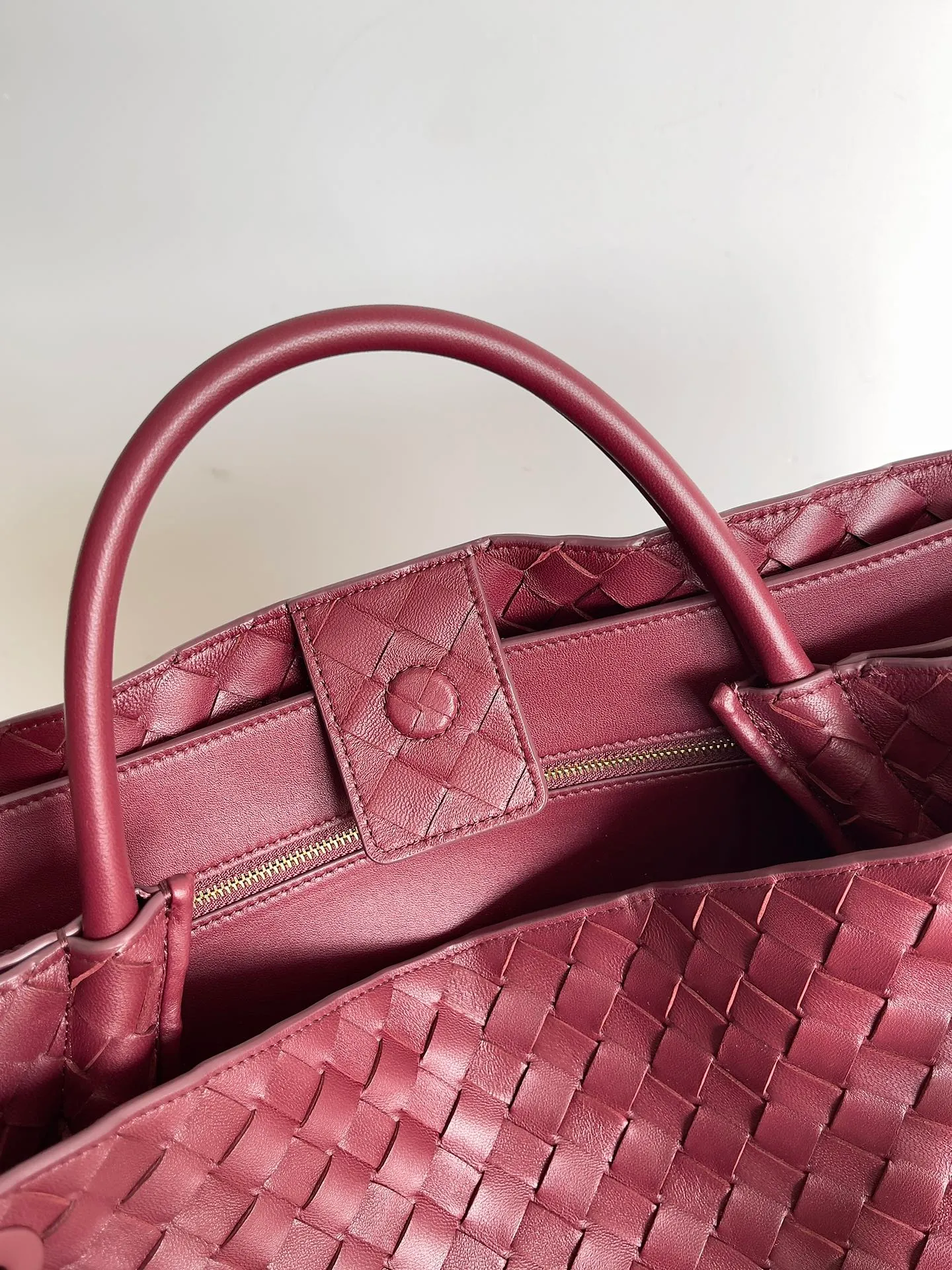 Batch 3760 Recently, the same style of bag that celebrities love is both high-end and practical. Michelle Yeoh, Kim Namjoon, Jing Boran, Tong Liya, Sun Qian, Wu Qianyu, Du Juan, Ma Yili and Bai Baihe are all carrying Bottega Veneta summer series Andiamo handbags. Andiamo has a simple structure and rounded lines. The whole piece is made of Nappa leather. It is comfortable, soft and dynamic. It adds interest to daily life and can be easily matched with various styles. Andiamo handbags are available in three sizes: small, medium and large. There are many colors to choose from, which can meet different needs. You can really carry it whether it is daily or attending events. Style number: 743575 Size: 45*22*34 including handle height 44cm